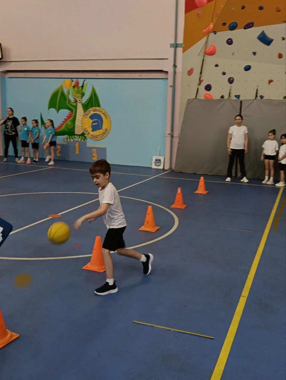 Фестиваль "Школа мяча" для дошколят: "Искра" на высоте!  🏐28 февраля в Москве прошел ежегодный фести