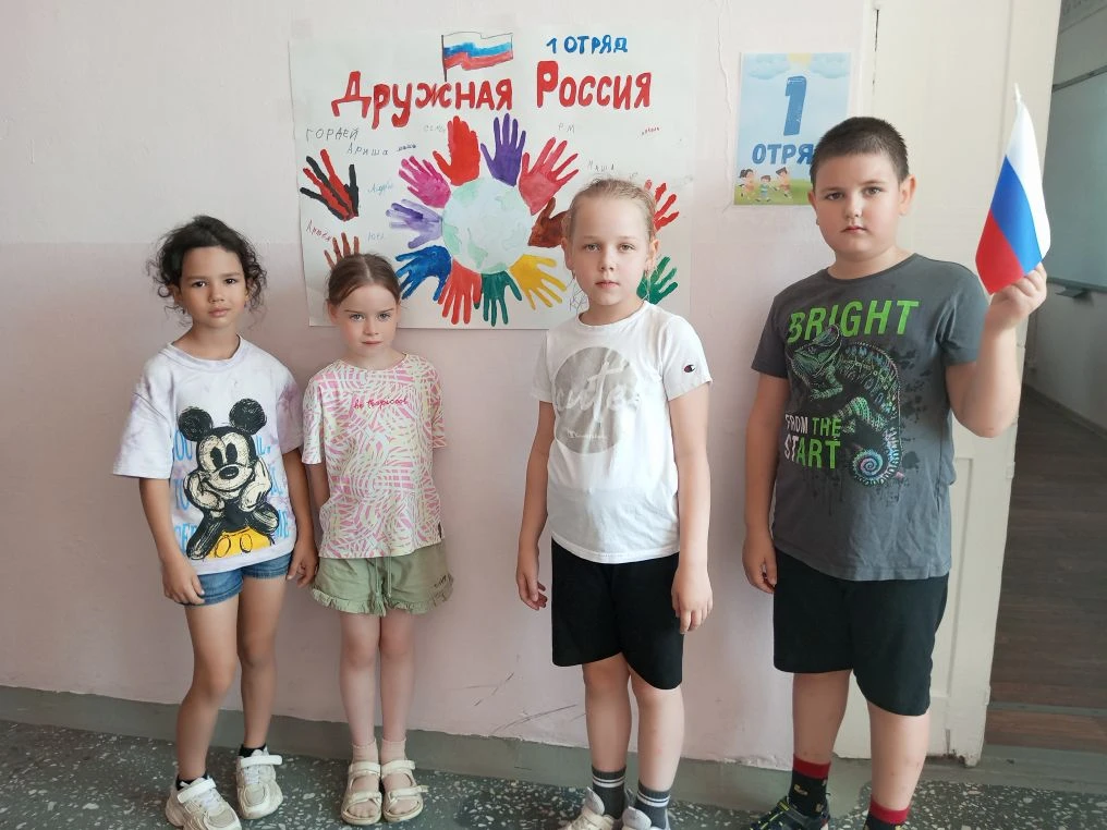 🎨«Рисуй Россия»
🇷🇺 В преддверии Дня России, в школьных стенах проходит выставка творческих работ,