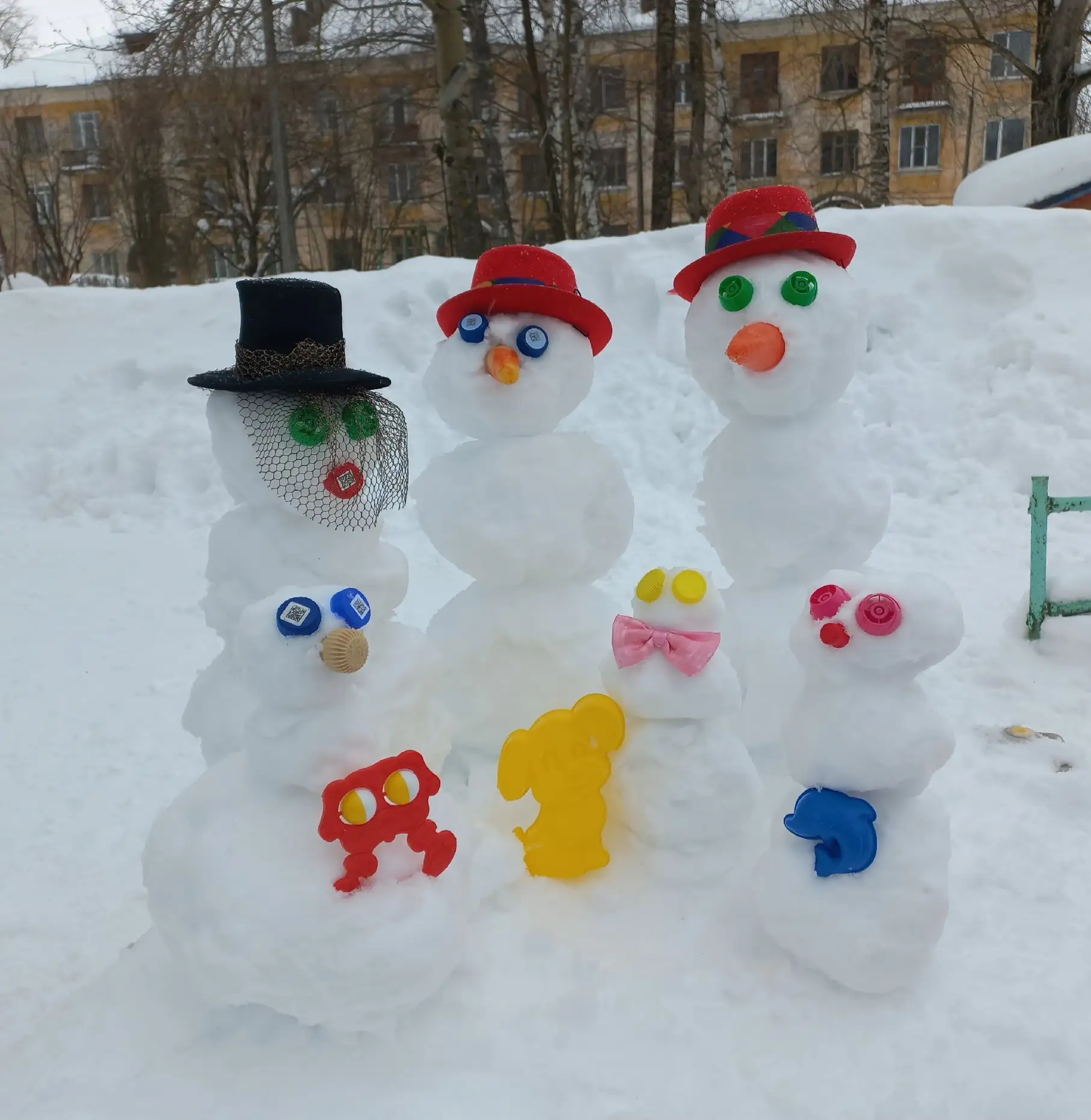 Сегодня благодаря погоде в детском саду получился День Снеговика. Дети слепили более 30...
