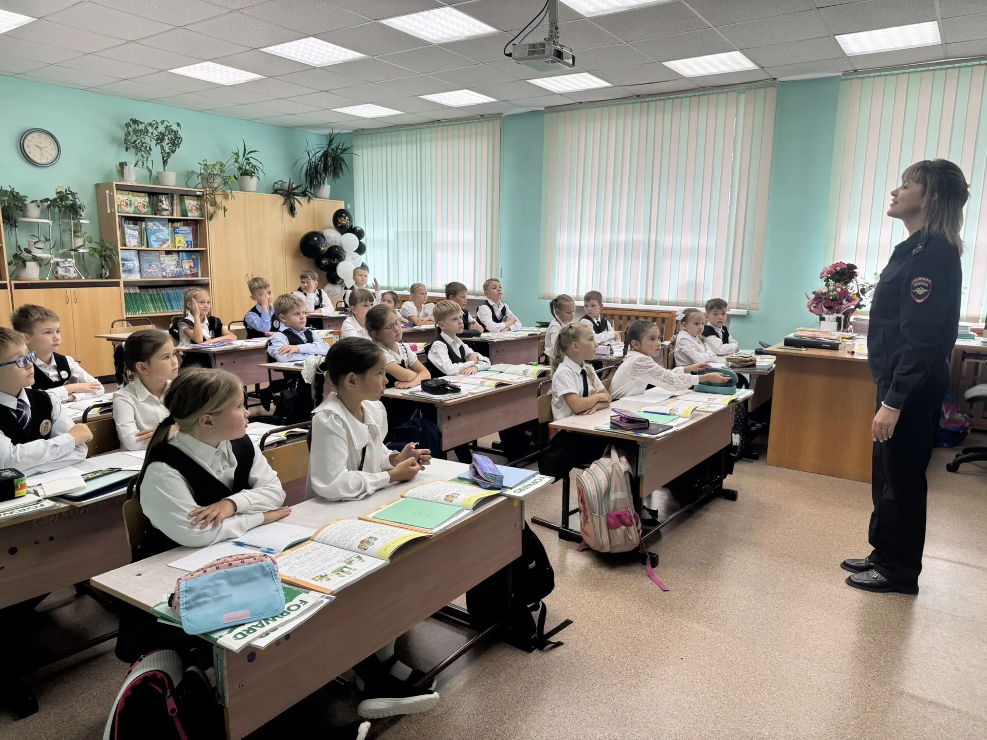 🚦 МАОУ СОШ №1 имени Героя Советского Союза В. П. Чкалова посетил инспектор ГАИ.