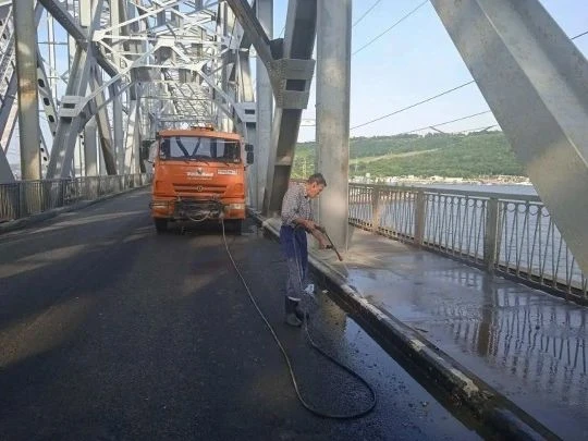Ульяновские дорожники моют Императорский мост
