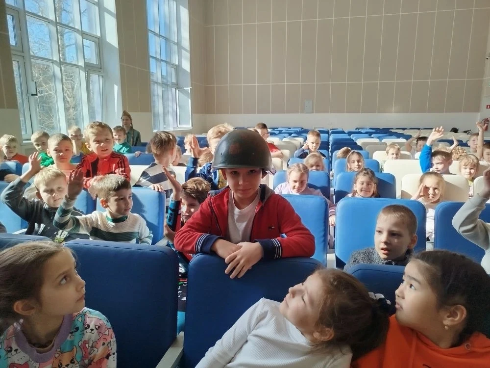 Скоро в первый класс 🎒  Знакомство со школой начинается не 1 сентября. И чтобы переход из детского с
