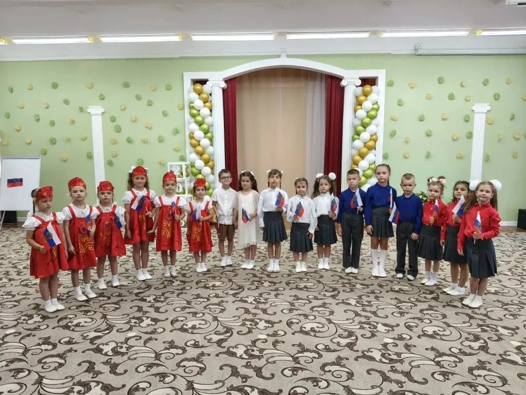 В преддверии Дня России в нашем детском саду прошёл тематический праздник! 🇷🇺
Это прaздник свободы