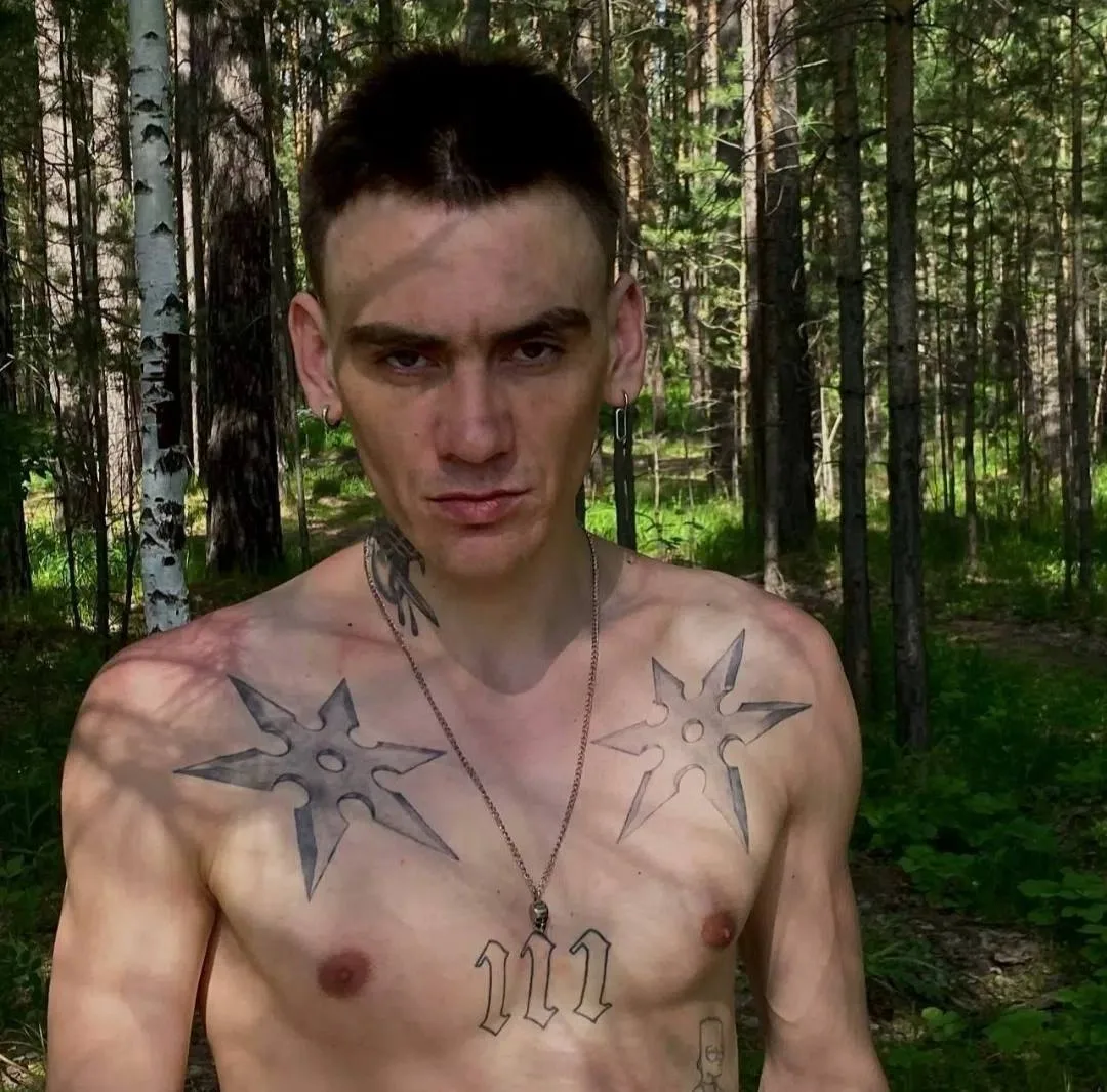 Семен Лесков поделился загадочной фотографией и подписал: 

«Добрался до своего места силы в Сибири,