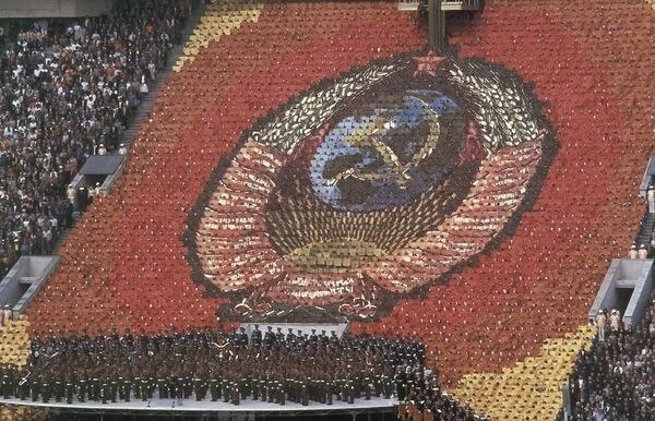 🌏 3500 человек, одна команда и сотни часов репетиций

На церемонии открытия Олимпиады-80 зрители за