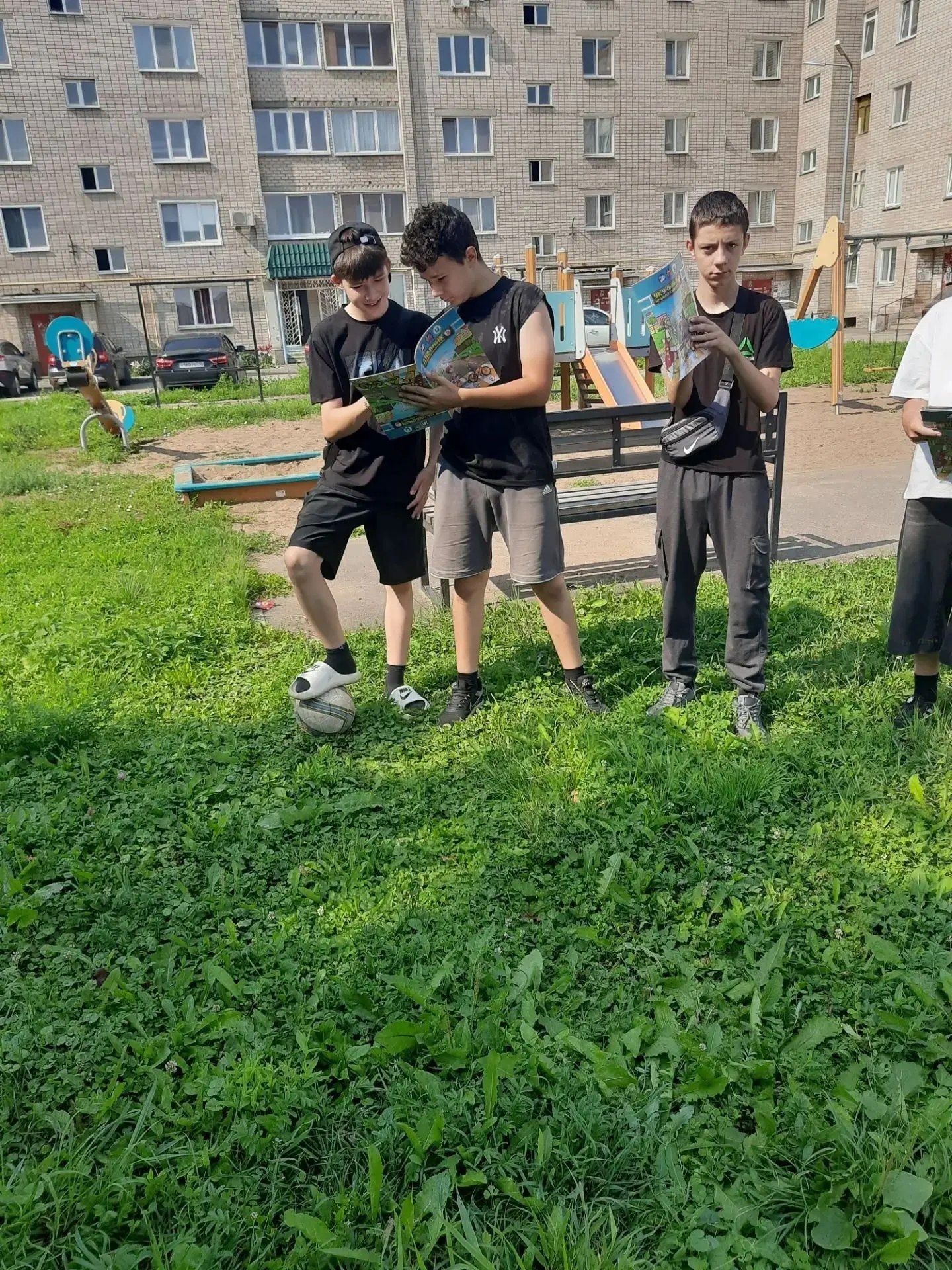 Игры в футбол на свежем воздухе — отличный способ провести время с друзьями, а также зарядиться энер