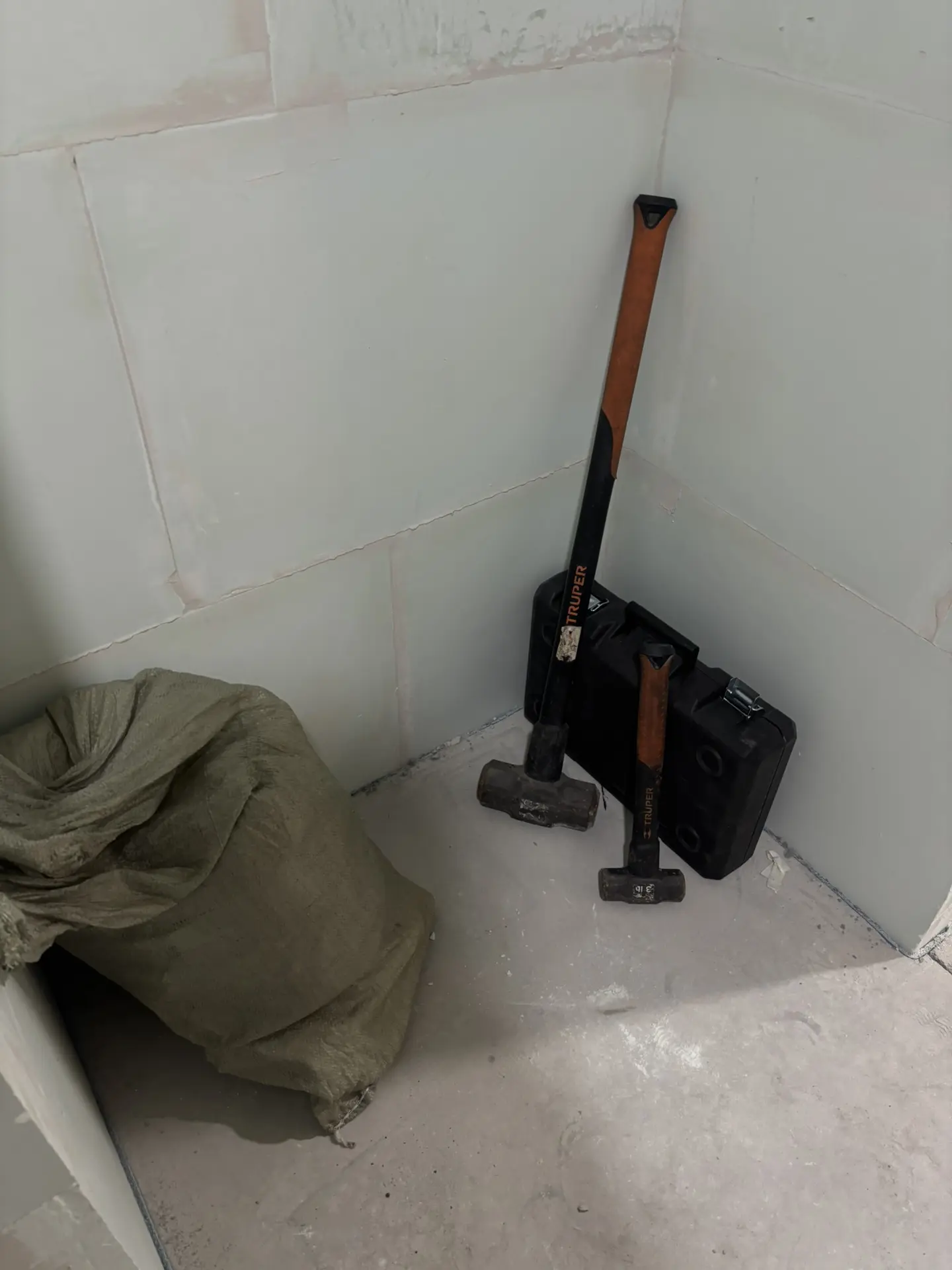 Сейчас приехали на квартиру, кое-какие инструменты завезли. Стас на выходных начнёт кое-что делать. 