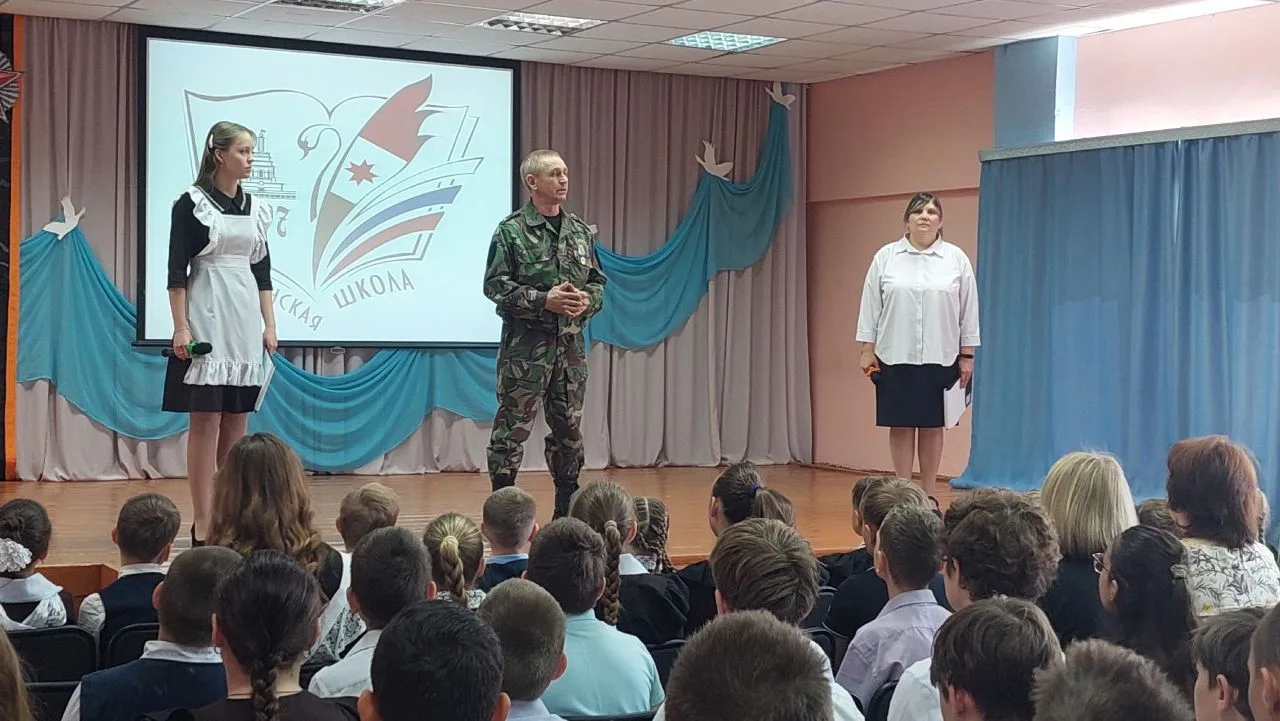 🇷🇺 Сегодня в Гольянской школе прошла трогательная церемония вручения памятных знаков ...