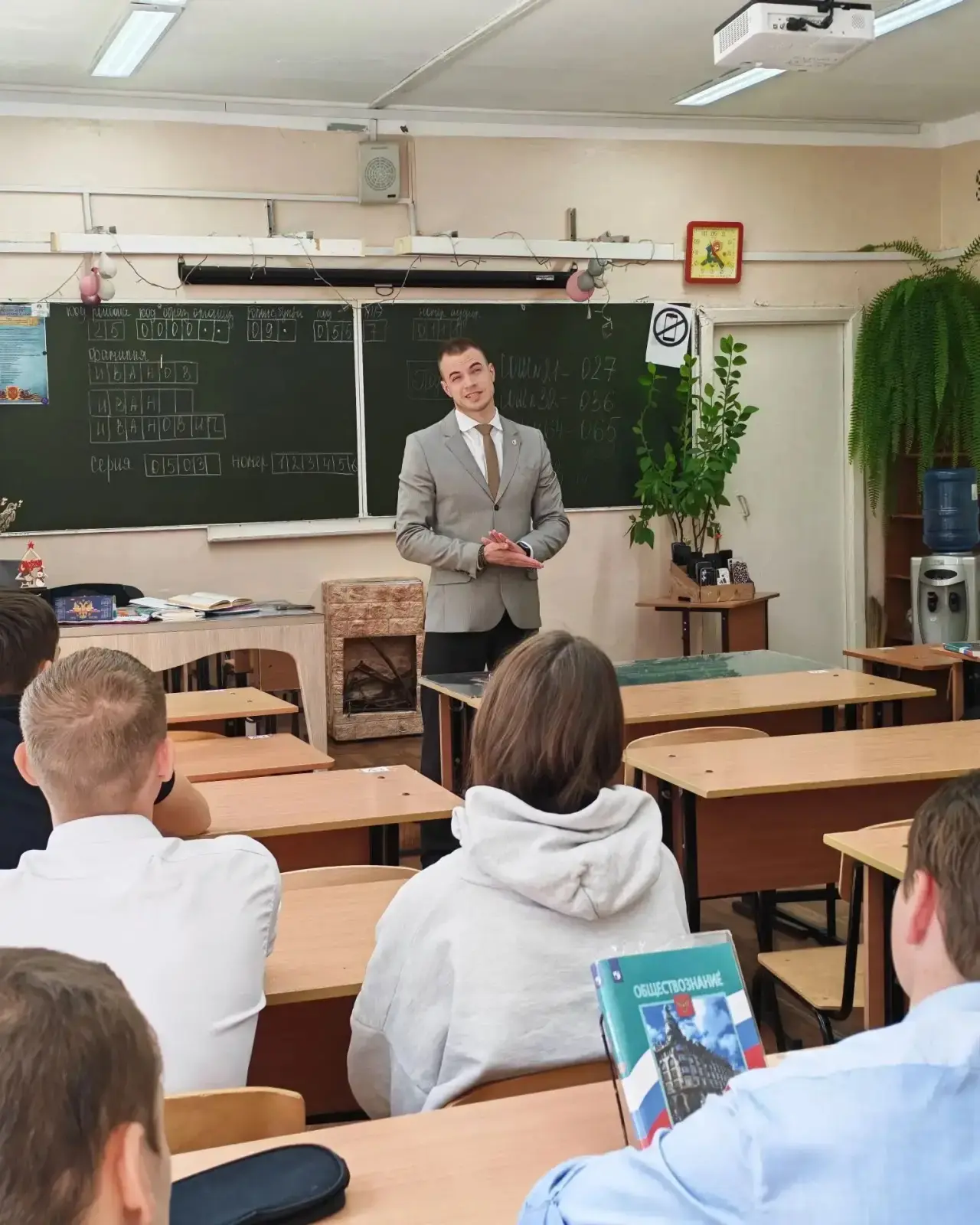 📚 Правовая грамотность со школьной скамьи: в 10 Б классе прошёл необычный урок обществознания

🎓 К