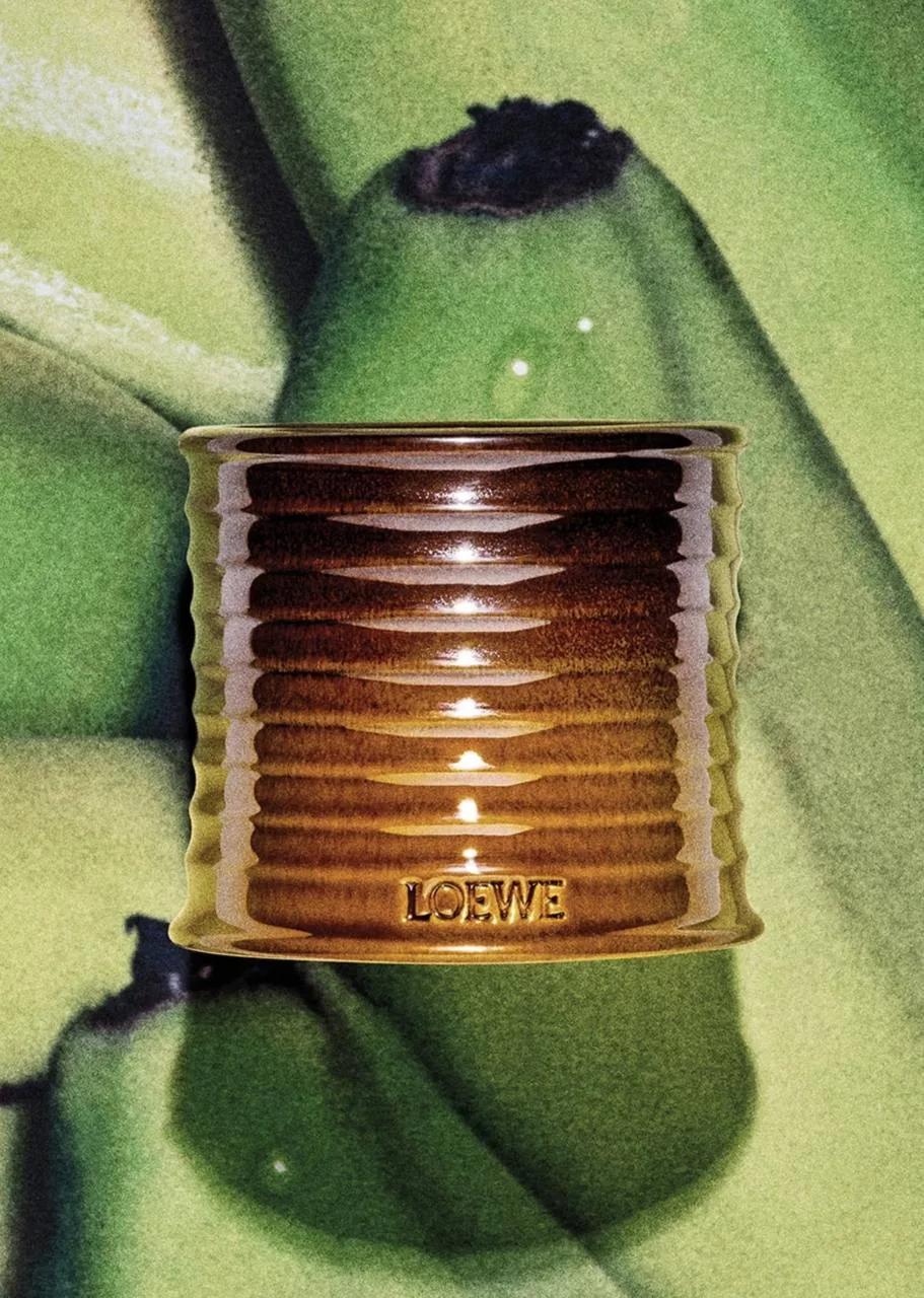 Loewe Perfumes добавил в линейку Home Scents свечу Banoffee. Аромат вдохновлен баноффи ...