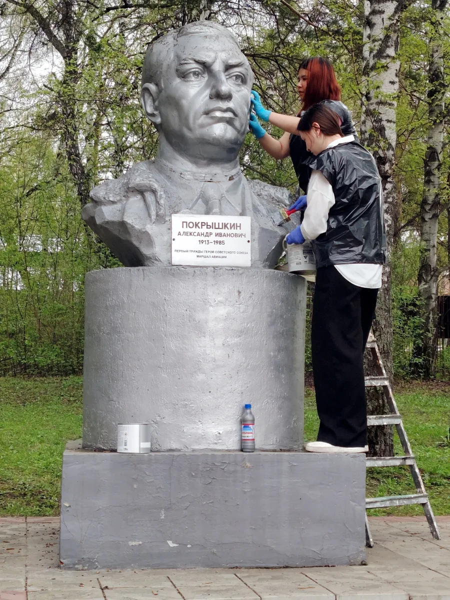 В Бердске продолжается благоустройство памятных мест  Волонтёры, школьники и сотрудники учреждений
