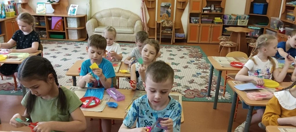 🎨 Воспитанники 14 группы подготовили для ветеранов открытки к 9 Мая!  🌹Наши ребята с большим старани