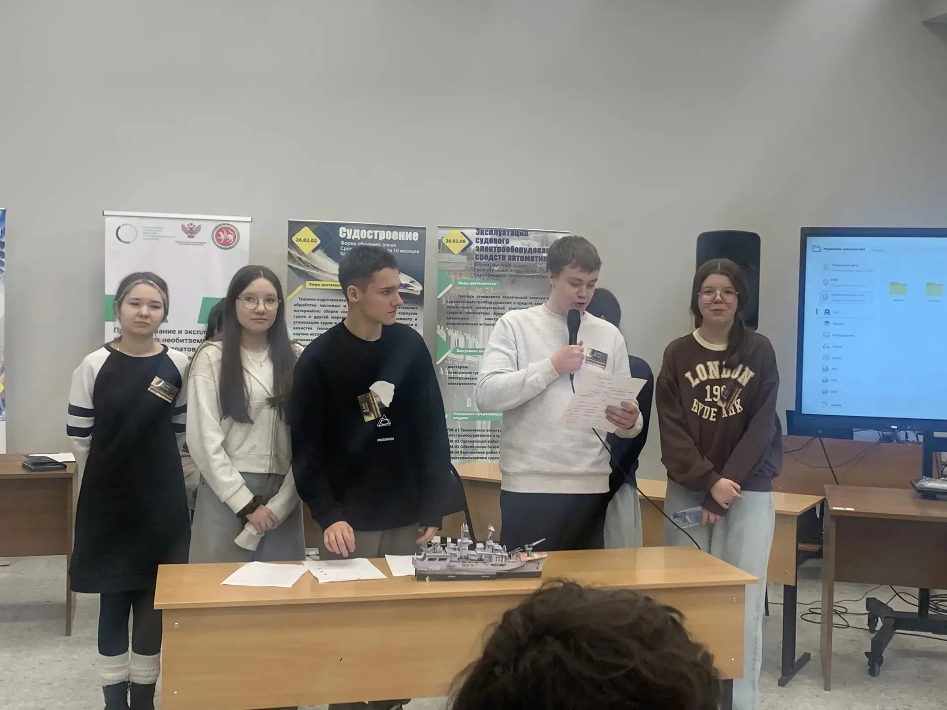 Наши ребята из 9Б и 9В классов приняли участие в квизе «На волне инженерии» в Зеленодольском Судостр