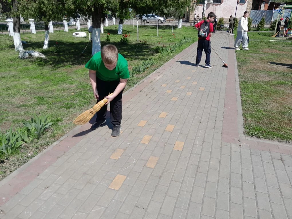 Субботник в память о героях! Все ученики 5-11 классов МКОУ "Никольская СОШ" сегодня приняли участие 