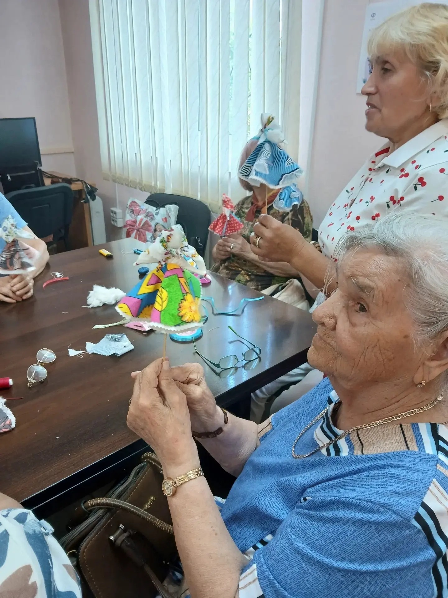 ☀️Отдыхающие «Комплексного центра» посетили занятие по изготовлению традиционной куклы-...