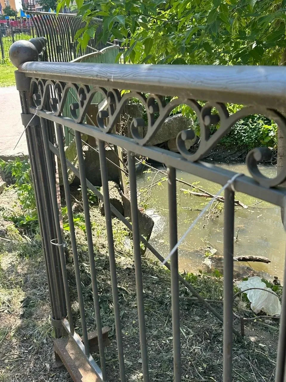 😔 Река Банька в Павшинской пойме снова превращается в свалку.