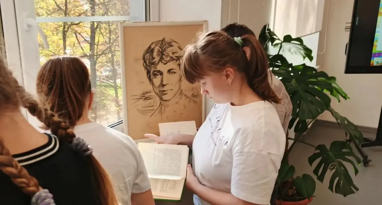 «Знакомый всем Сергей Есенин».
