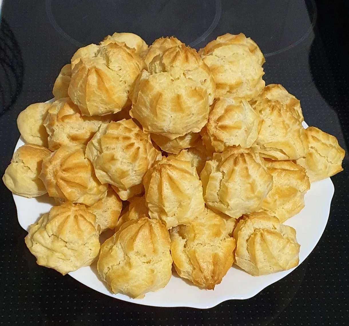🎉 Профитроли - проще, чем кажется! И для закуски, и для десерта - универсальный хит на...
