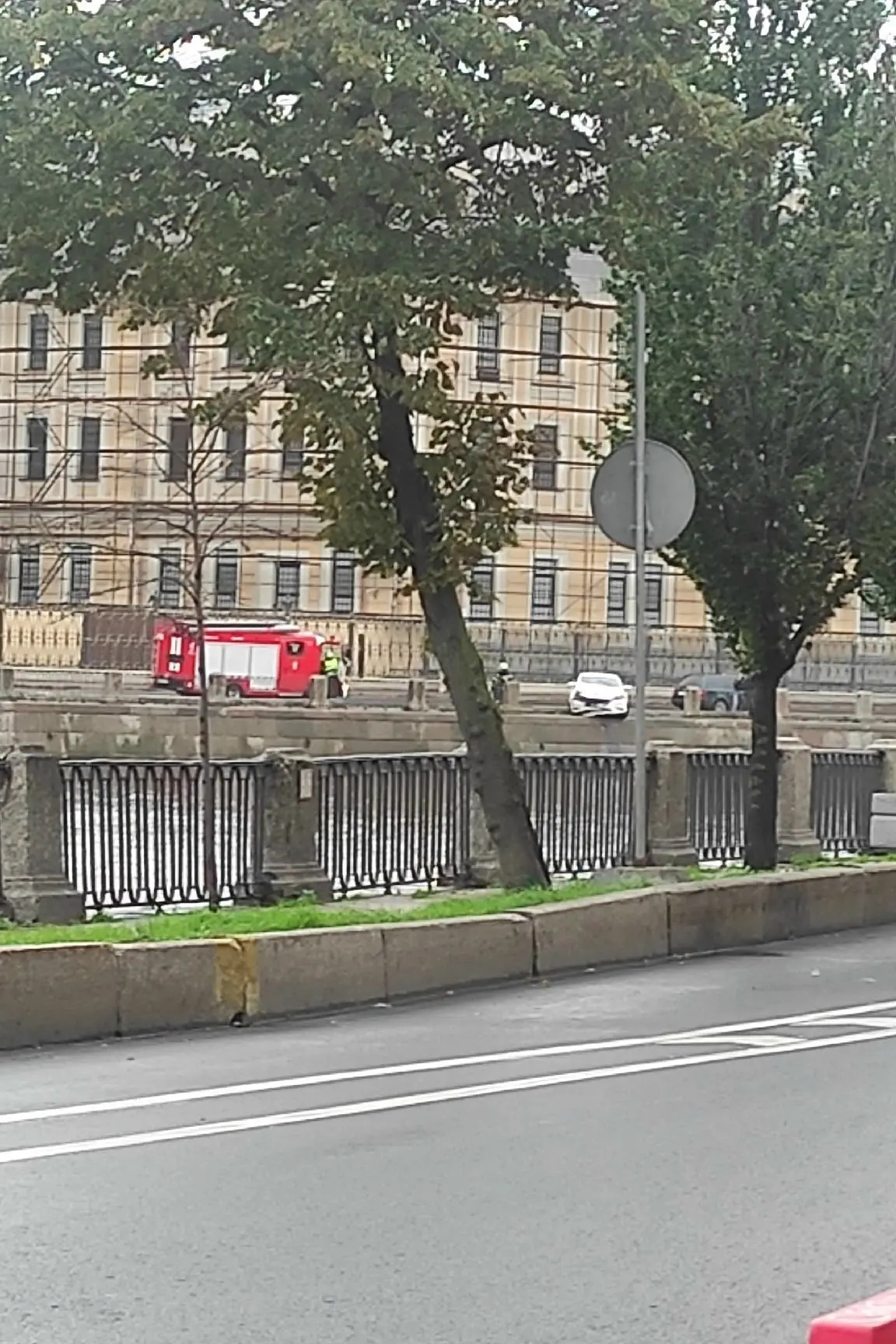Сегодня утром на набережной Фонтанки легковушка чуть не улетела в реку. В 11.15 уже сто...