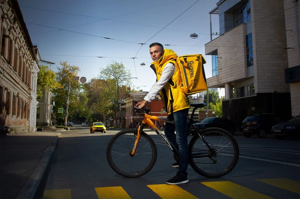 Курьеров в Москве обяжут сдавать тесты.