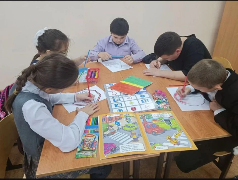С учениками начальных классов повторили правила дорожного движения. Разбирали, как дейс...