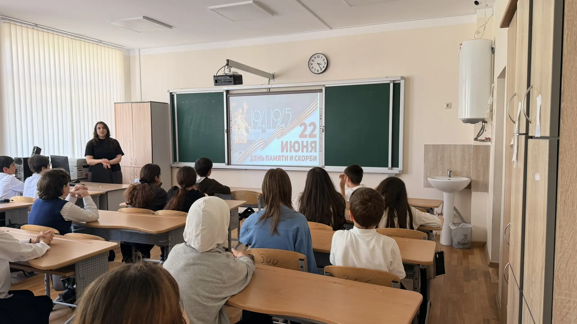 В нашей школе советник директора по воспитанию Ильясова Э.Н. провела для ребят Урок мужества, посвящ