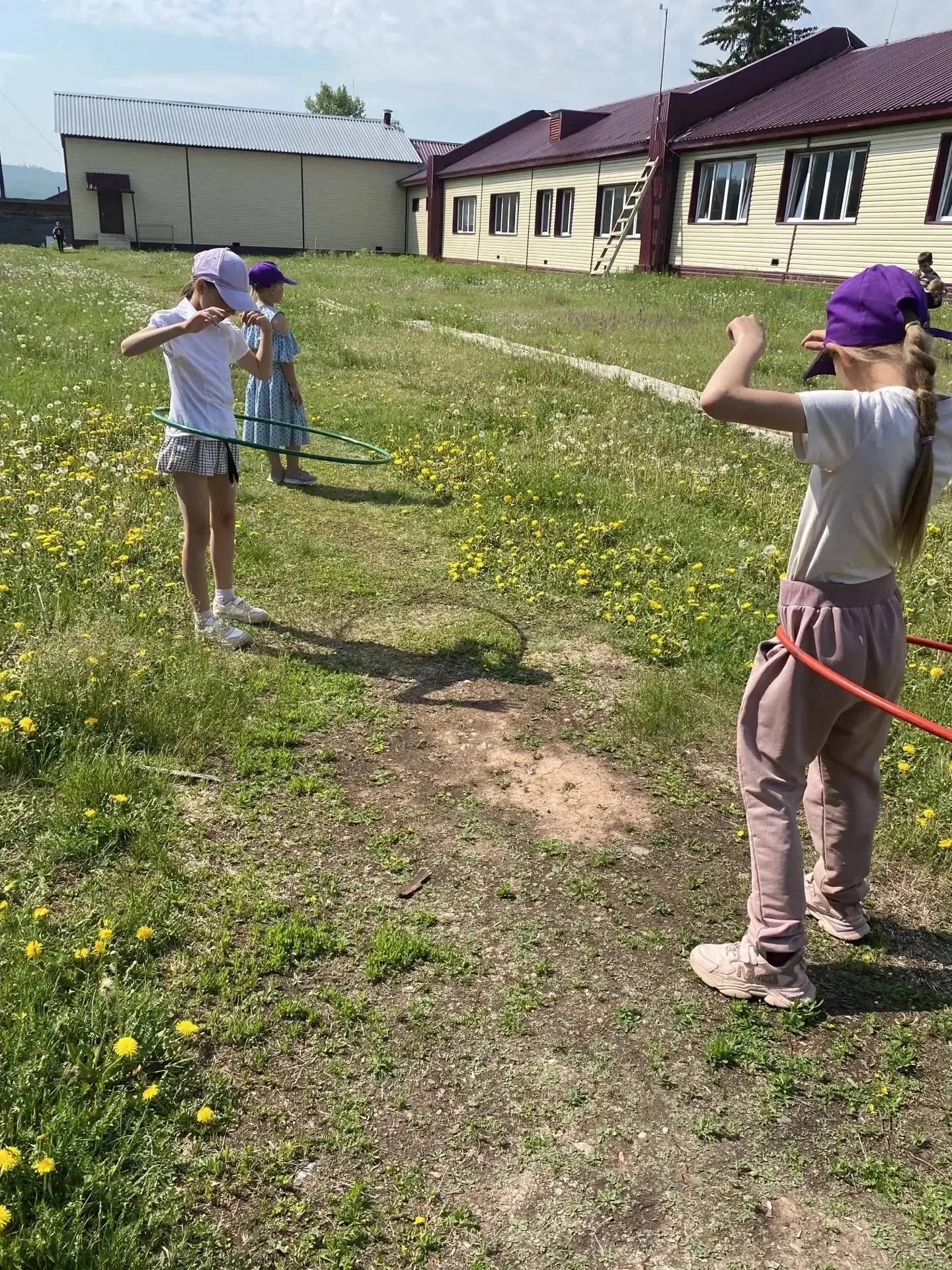 Наш 12 день в лагере "Радуга Единства"традиционно начался с зарядки⛹️🏃🧑‍🩰, потом ребята пошли на 
