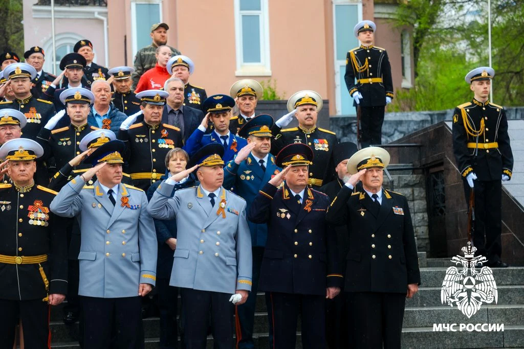 У Вечного огня — в знак памяти и благодарности  На Корабельной Набережной у Вечного огня мемориала «