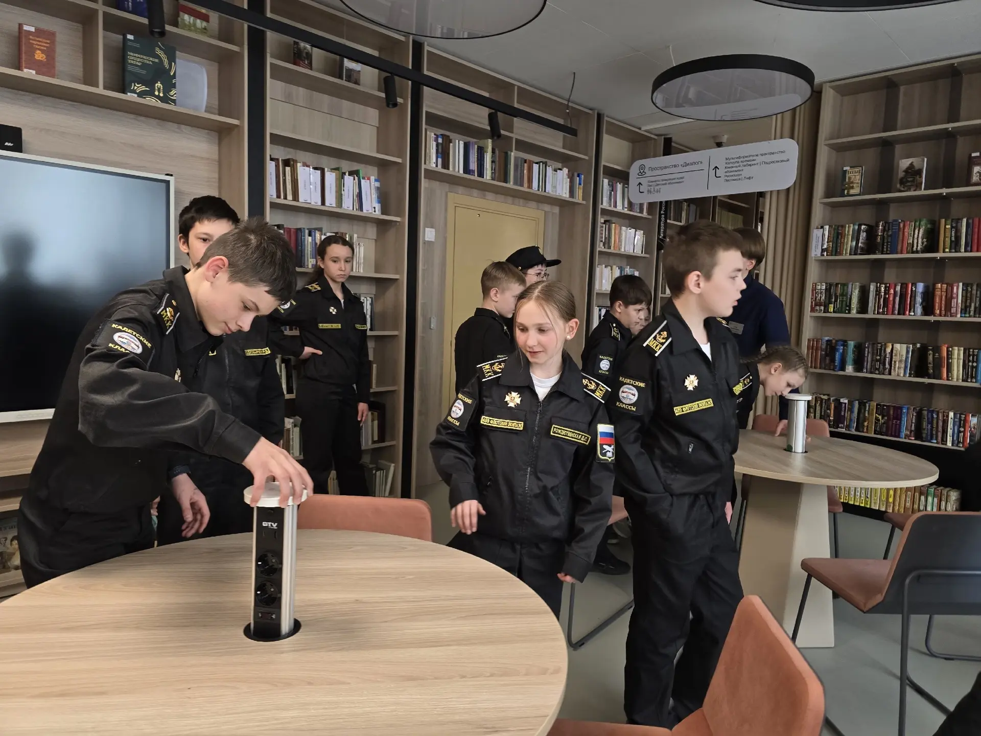 В канун Дня Победы 5 кадетский класс покорил библиотеку «Притяжение» 🎖📚    Накануне великого праздни