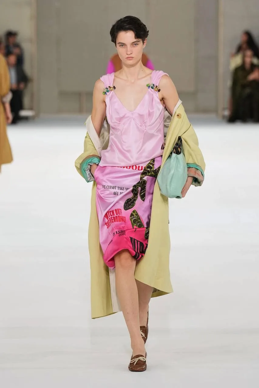 Феерия цвета, выразительный декор и лёгкая непринуждённость — Dries Van Noten виртуозно...