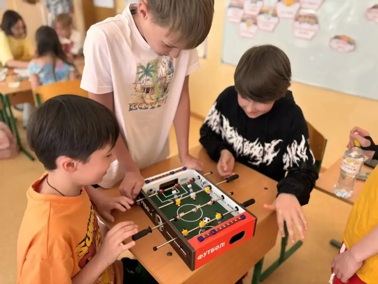 Седьмой день в лагере «Белый парус» прошёл ярко и с задором!

Утро началось на стадионе: ребята с эн