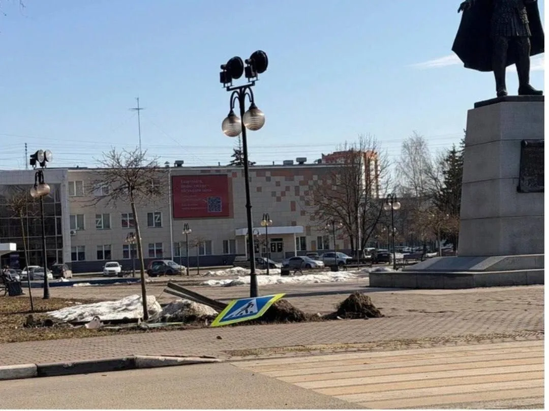 25-летняя серпуховичка привлечена к ответственности за наезд каршеринга на газон и бордюр на площади