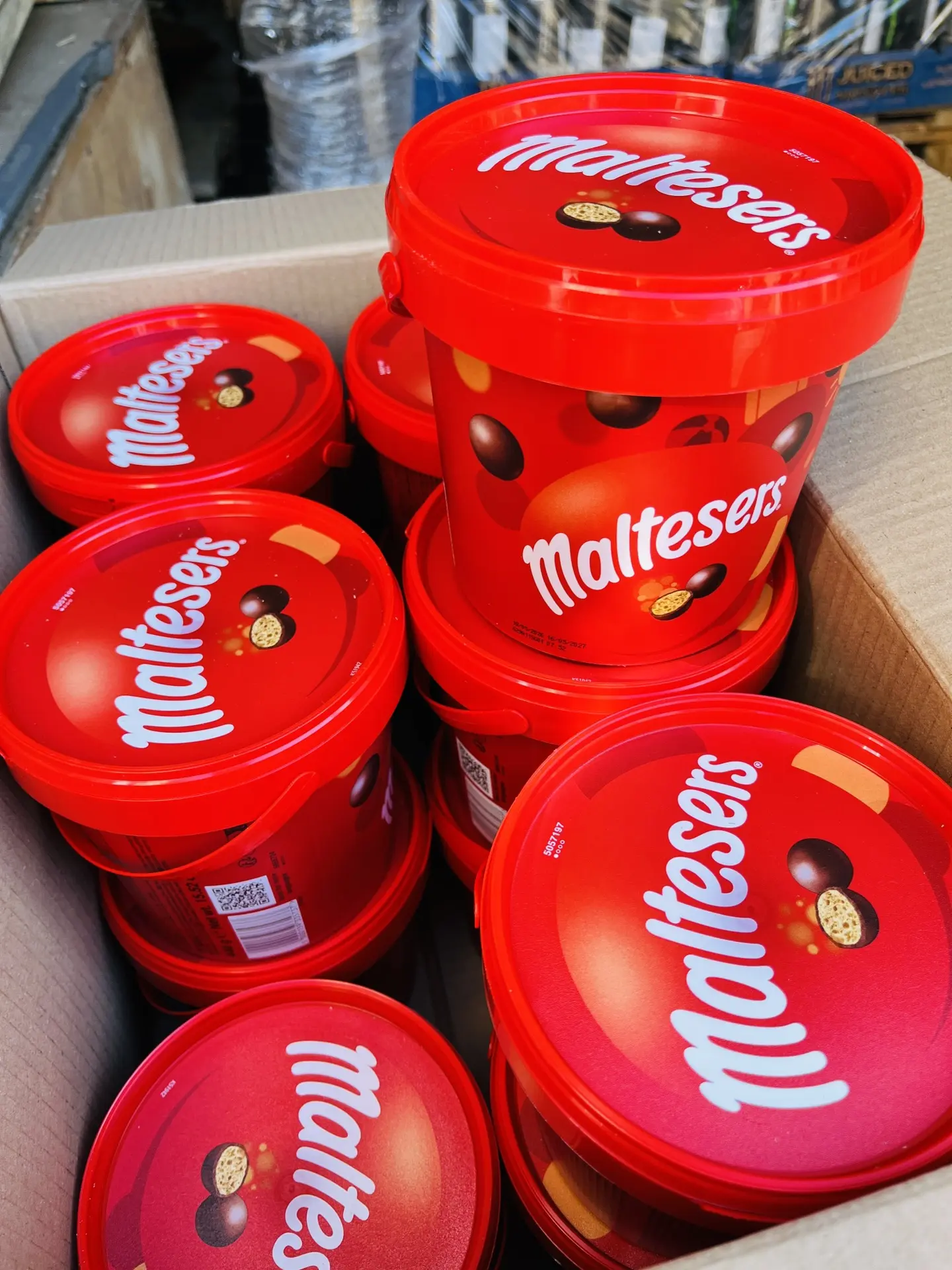 Разгружаем машину. Скоро покажем что привезли 😍🥹🍫🍩