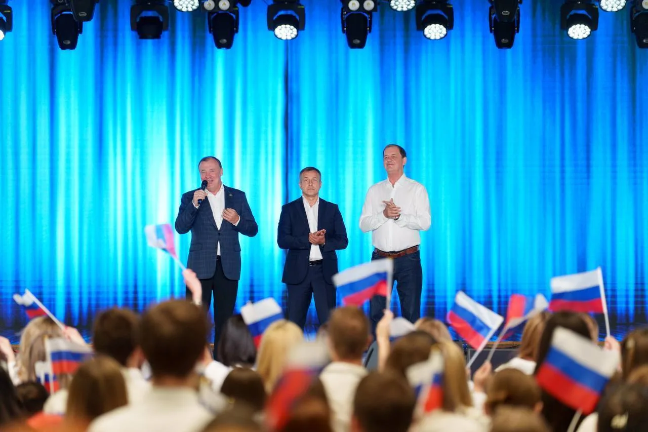 🇷🇺 Сергей Павленко принял участие в масштабном мероприятии ко Дню российского флага.