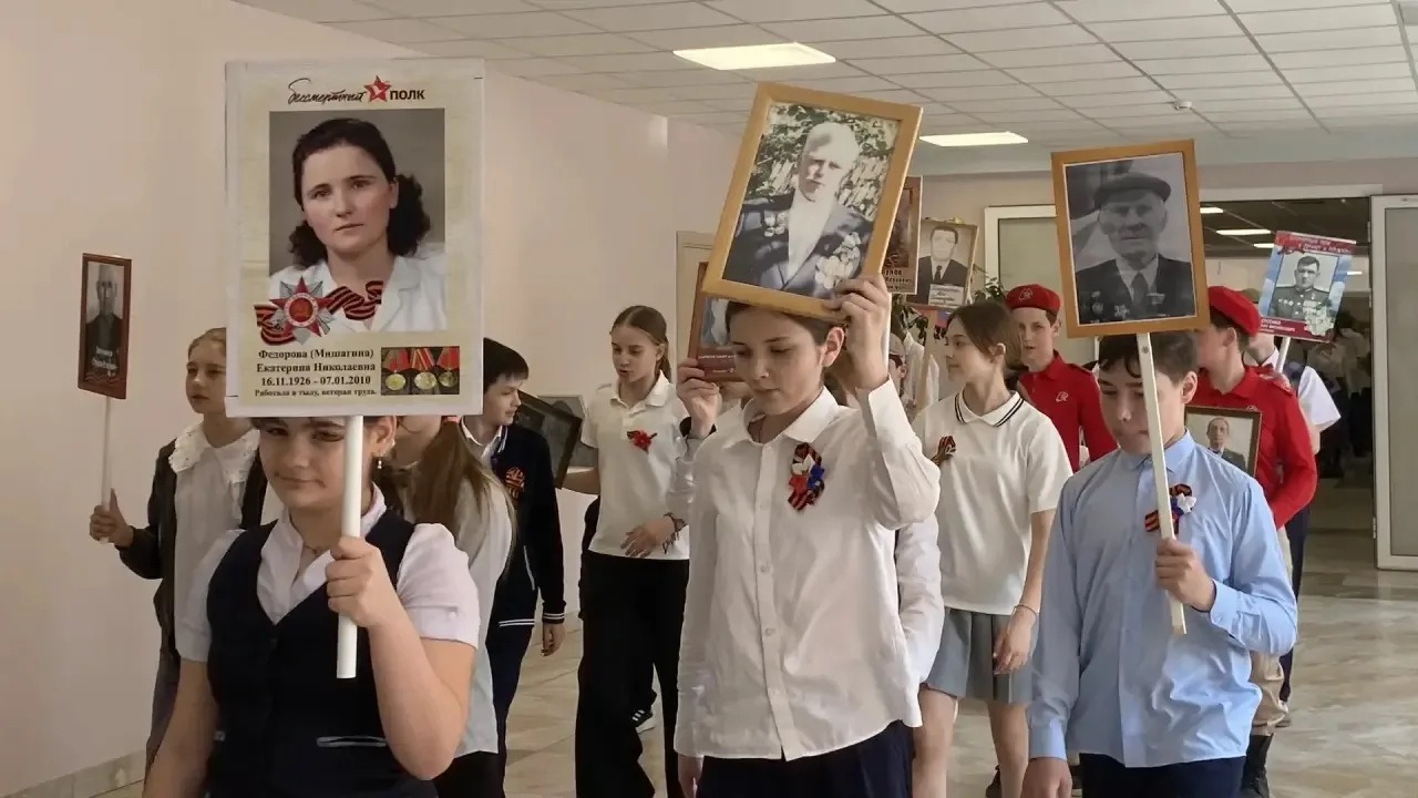 В преддверии Дня Победы в МАОУ «Школа 10» состоялось торжественное шествие «Бессмертного полка». Уче