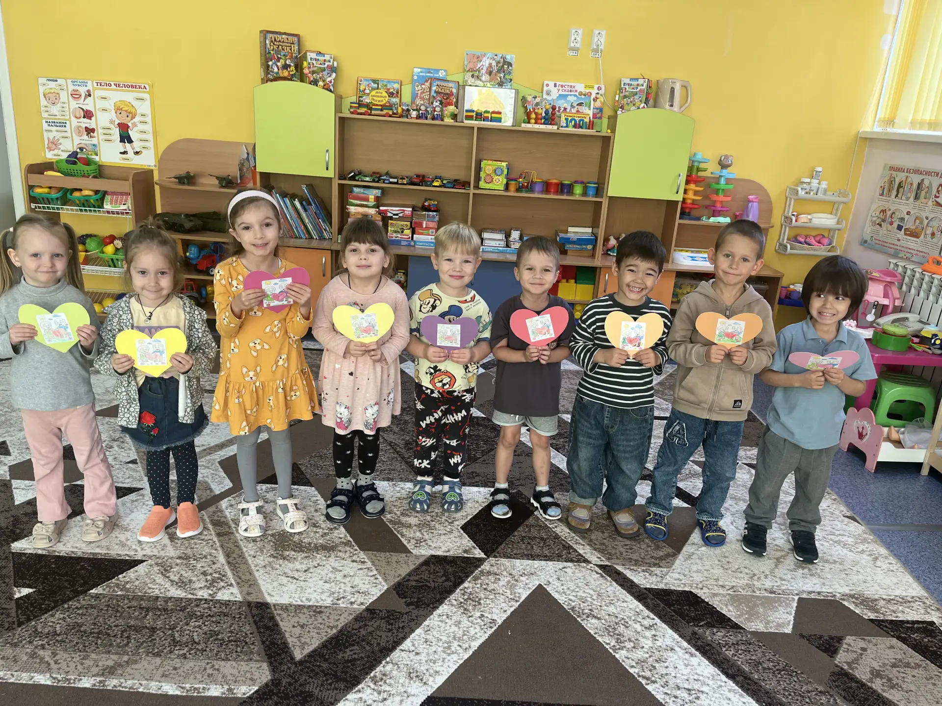 «С Днём пожилого человека! Эту аппликацию сделали ребята 6 группы  — для самых любимых ...