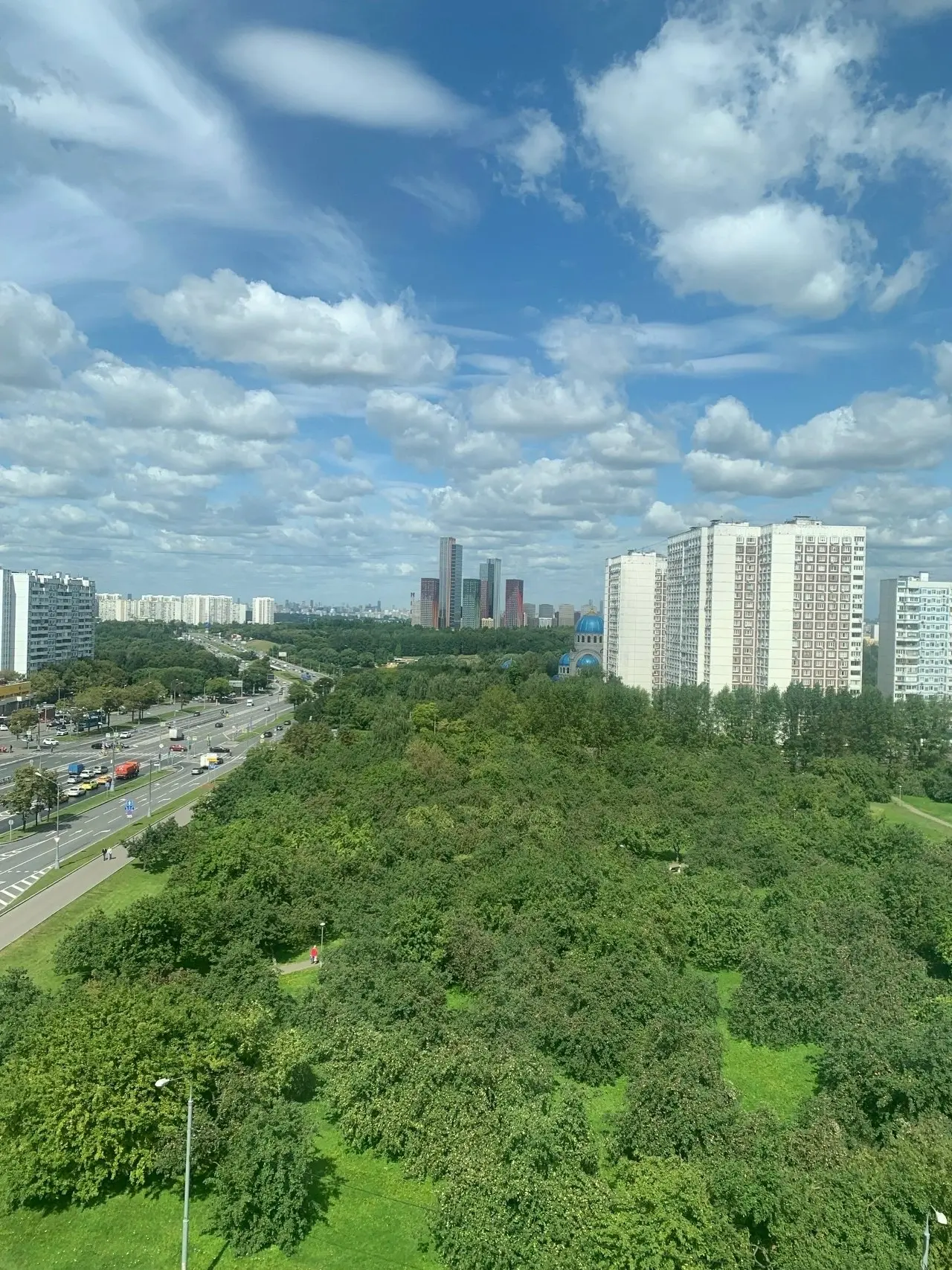 🌳 Парк, высотки и храм Живоначальной Троицы