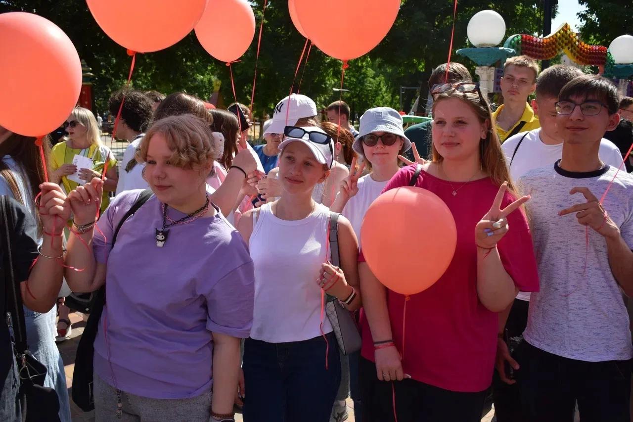 В городском парке культуры и отдыха сегодня чествовали выпускников 11-х классов тамбовских школ. На 