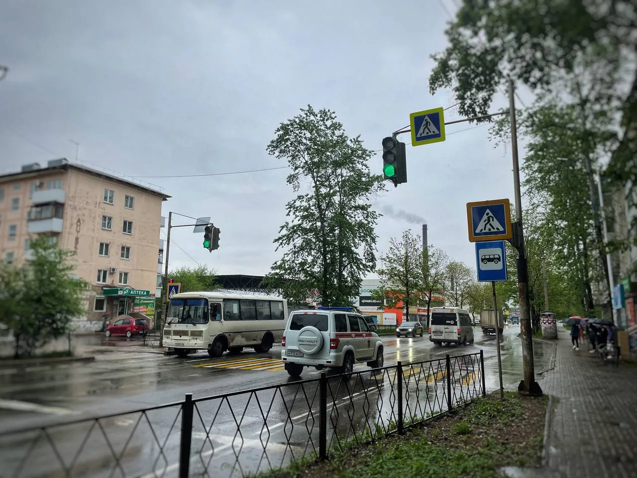 🤯 Ребенка не пустили в автобус из-за мокрой одежды в Биробиджане