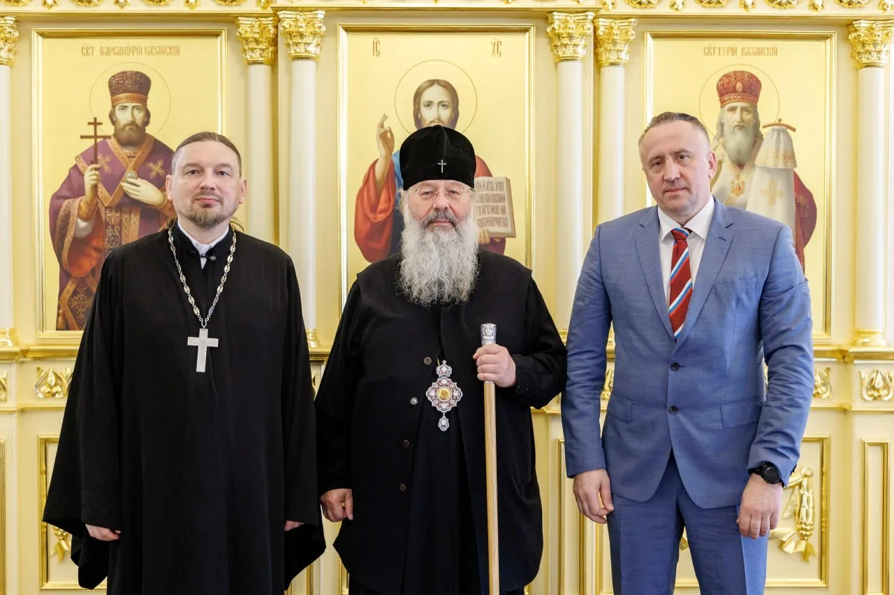 📷 Наш владыка митрополит Кирилл, заместитель Главы ВРНС Михаил Иванов, секретарь ВРНС иерей Василий