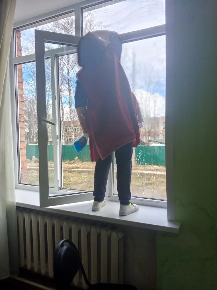 Сотрудники ДШИ по улице Завенягина активно участвуют  в Месячнике чистоты: моют окна в ...