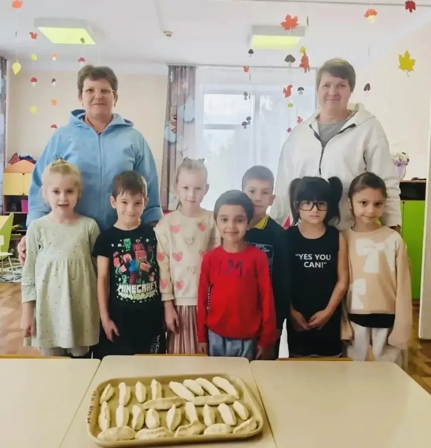 Ребята старшего возраста изготовили аппликации для сотрудников, письма для бабушек и де...
