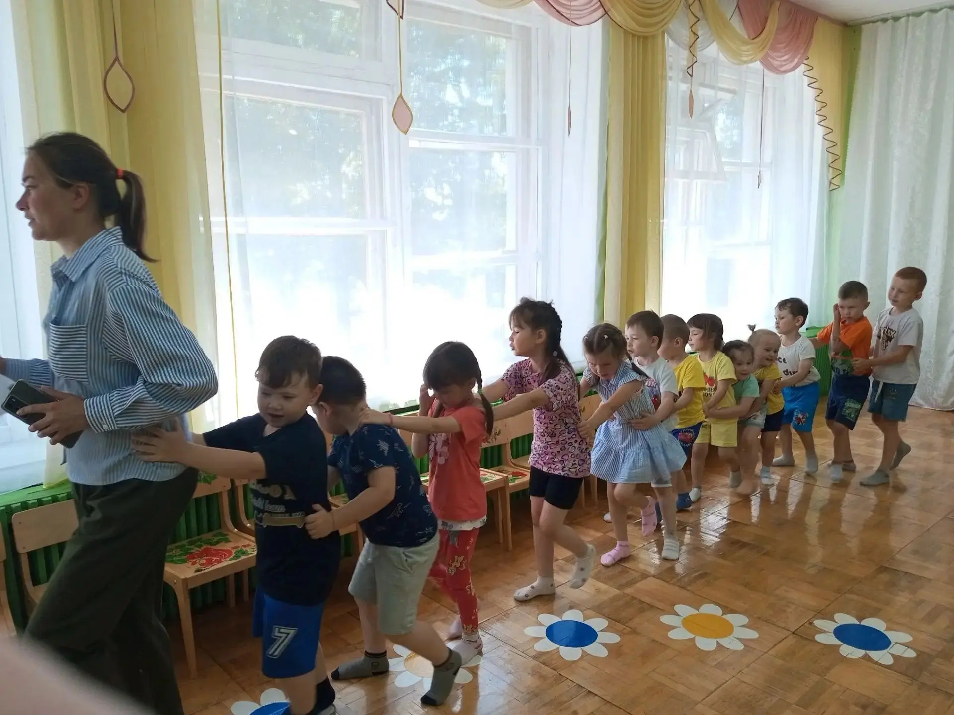 Вчера ребята узнали о "Дне семьи, любви и верности". Какой символ праздника и прошлись по станциям: 