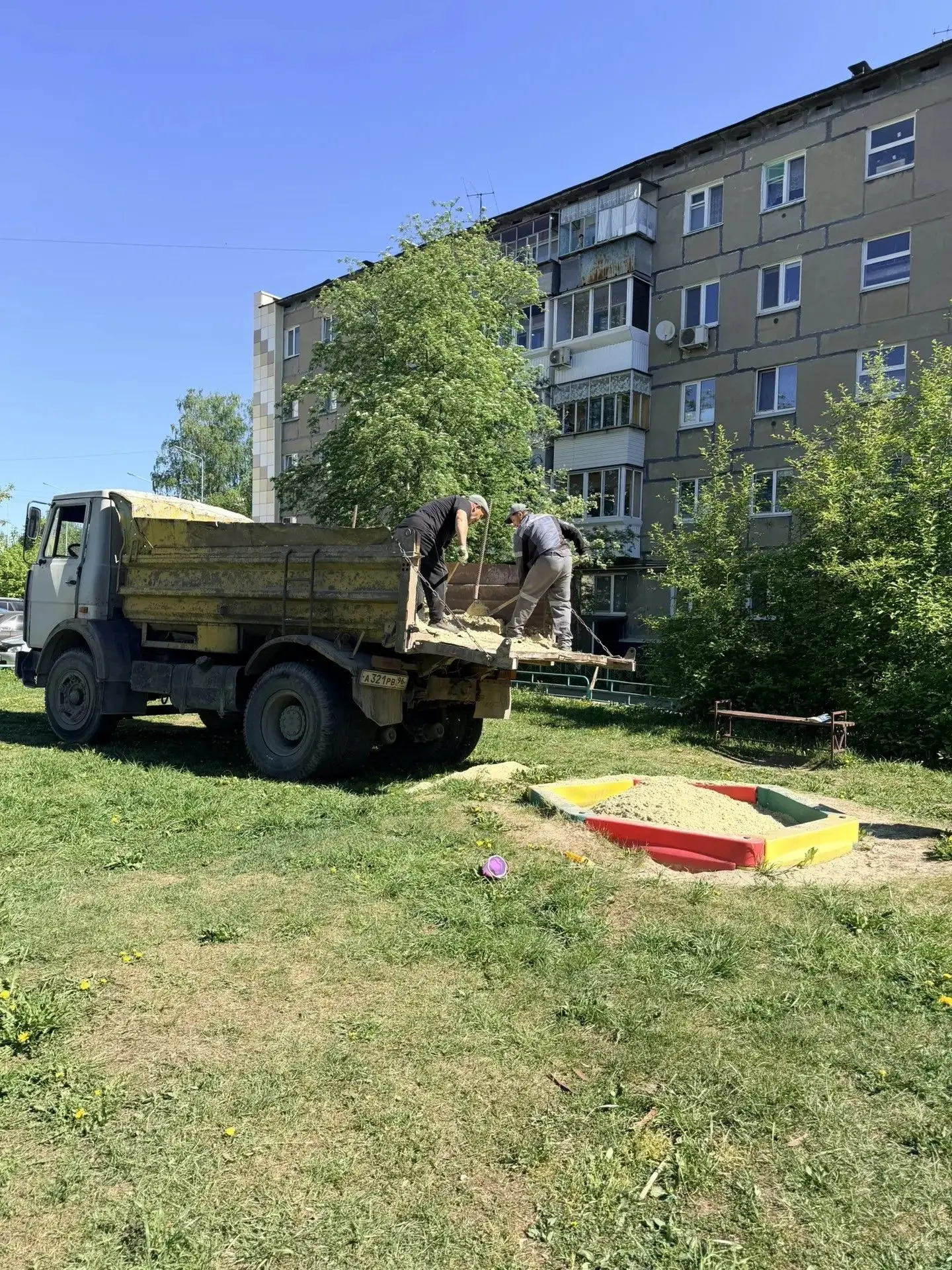 С сегодняшнего дня осуществляется работа по завозу земли и песка ,по переданным заявкам...
