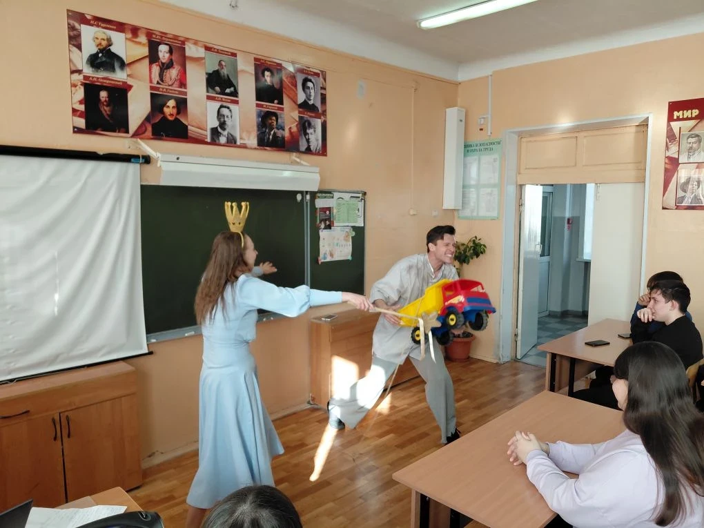 🎭 В нашей школе были гости 🎭  Наверняка вы узнаете некоторых из них 😉 Да, это артисты Амурского обла