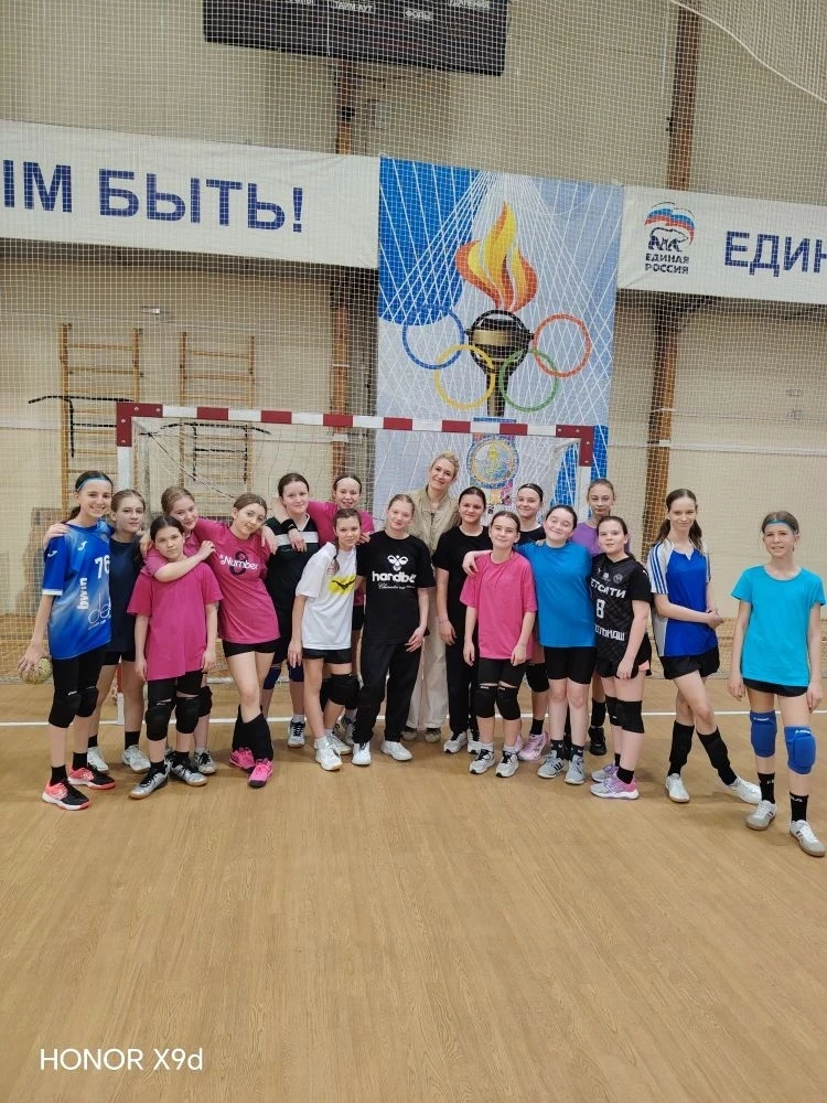 Сегодня на тренировку к девочкам пришла в гости Олимпийская чемпионка Владлена Бобровни...