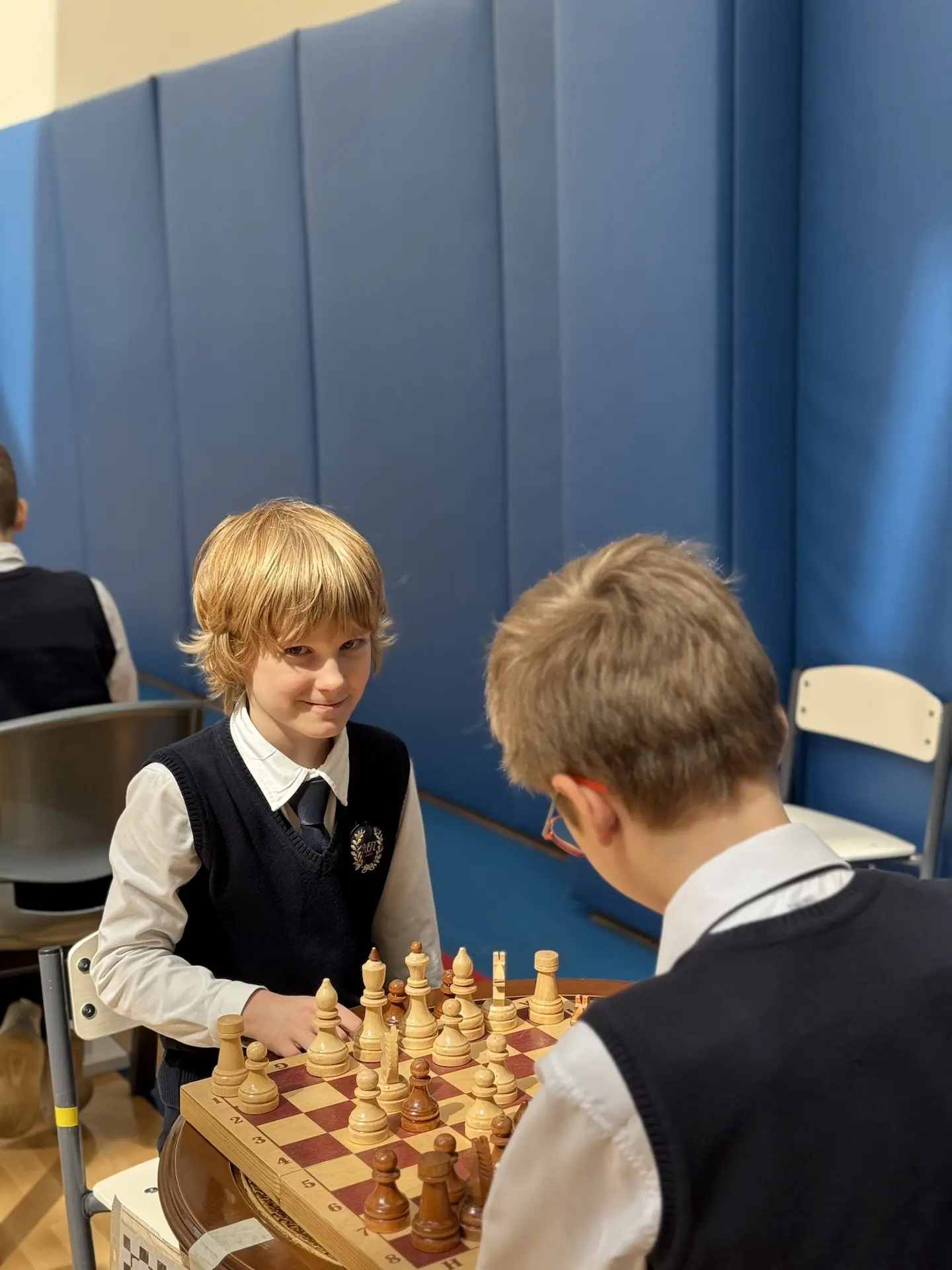 В начальной школе прямо сейчас идет шахматный турнир ♟️  Маленькие стратеги сражаются за звание лучш
