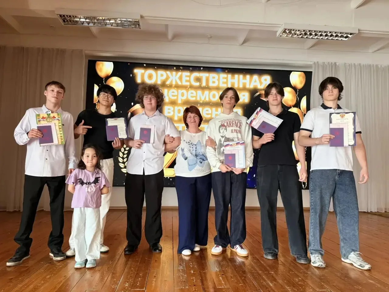 В школе прошли торжественные вручения аттестатов для 9 и 11 классов.