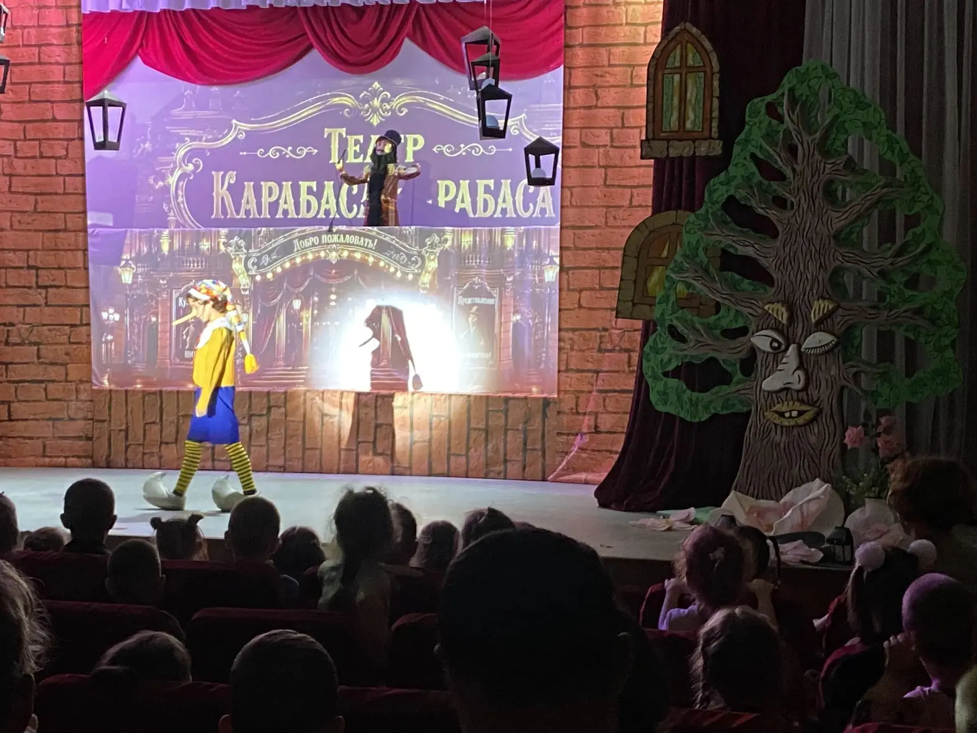 🌟 Сегодня наши ребята побывали на кукольном спектакле «Буратино»! 🌟
