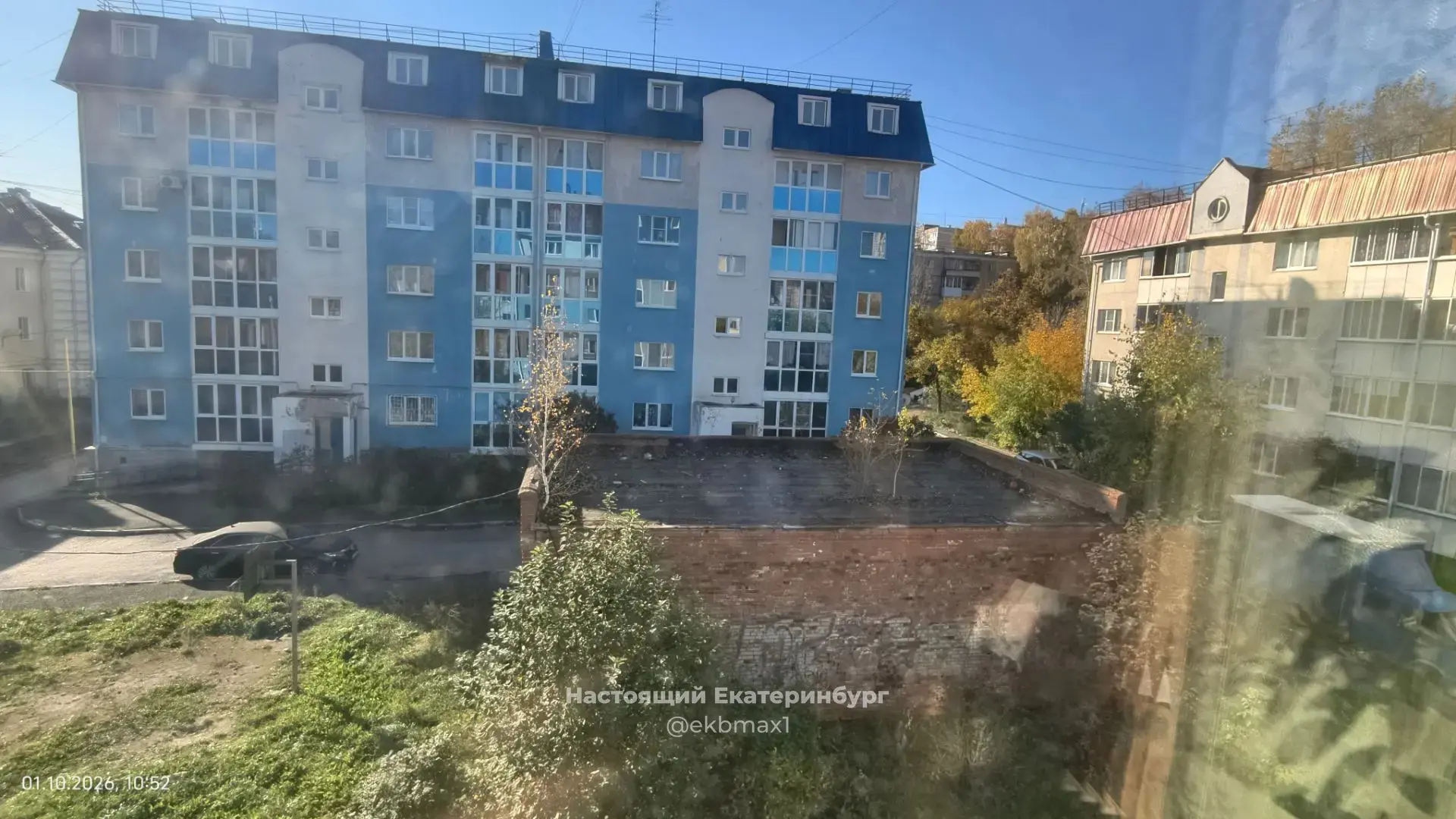 Между домами Селькоровская 12 и 16 на крыше деревья выросли, стена треснула, скоро упад...